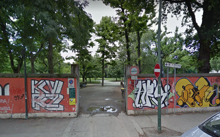 Il campetto di calcio del parco della Tesoriera a Torino trasformato in area cani “fai da te”