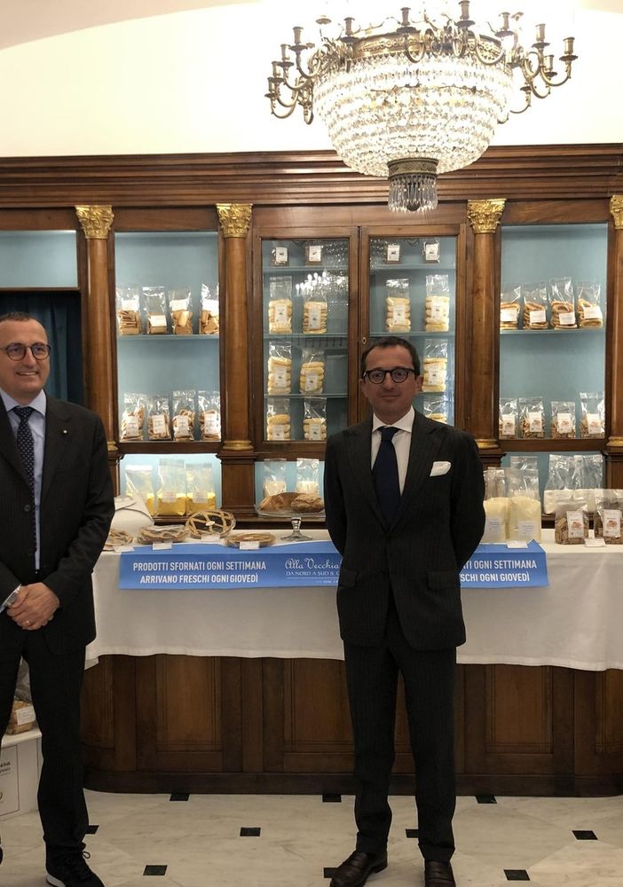 Due persone eleganti vicine a un tavolo
