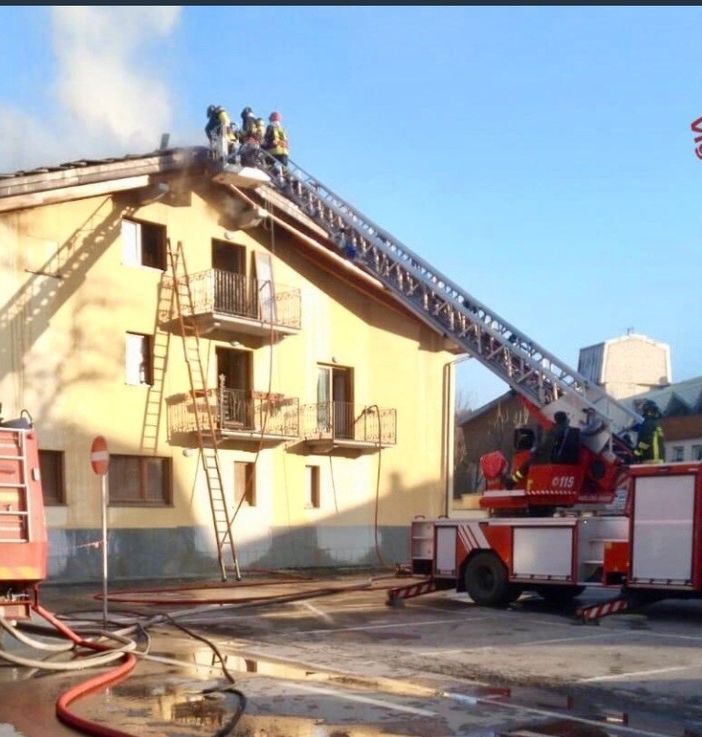 Tetto in fiamme a Bardonecchia, intervengono i vigili del fuoco