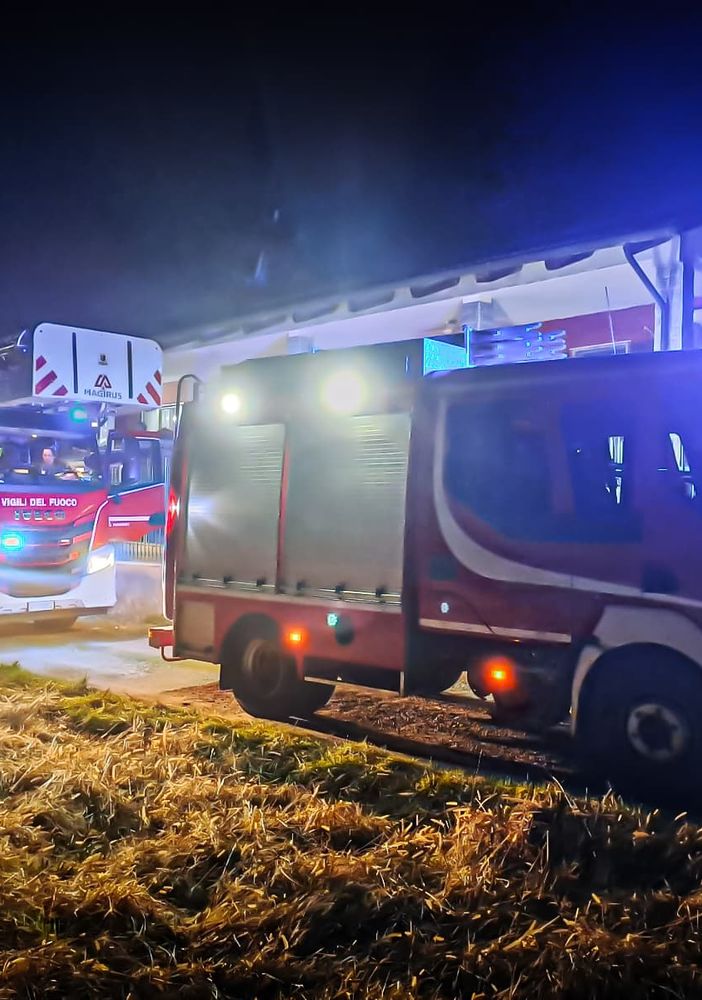 Tetto in fiamme a Rivara: intervento dei pompieri