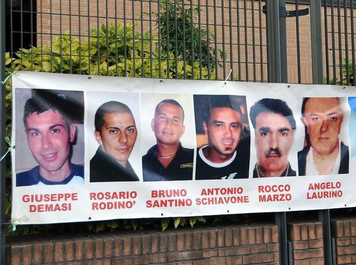 Lo striscione con le vittime della tragedia ThyssenKrupp Lo striscione con le vittime della tragedia ThyssenKrupp