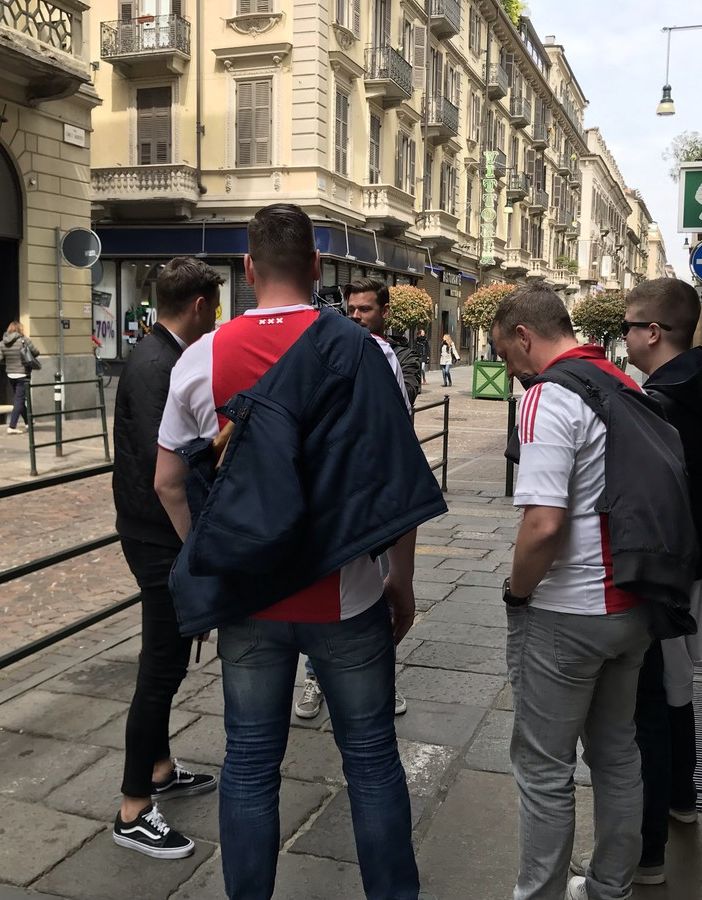 Tifosi dell’Ajax in centro a Torino: pub presi d’assalto, meeting point al Valentino