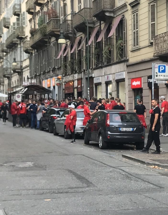 Sale la febbre per Juve-Bayer Leverkusen: fiumi di birra per un centinaio di tifosi tedeschi in centro a Torino