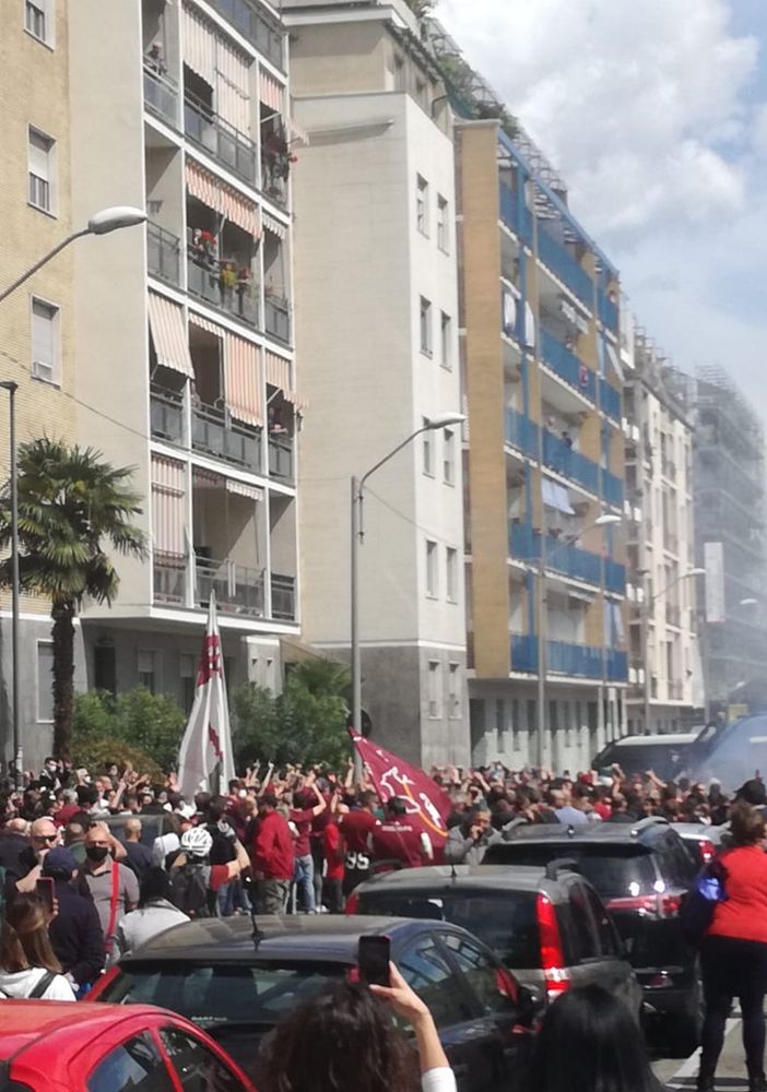 Tifosi del Toro fuori dallo Stadio Filadelfia