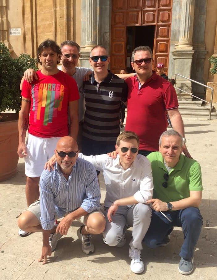 Da sx a dx. In piedi: Gigi Lentini, Beppe Gandolfo, Fabio Milano (Fondazione Mondonico) Peppe Anselmi (Picciotti)