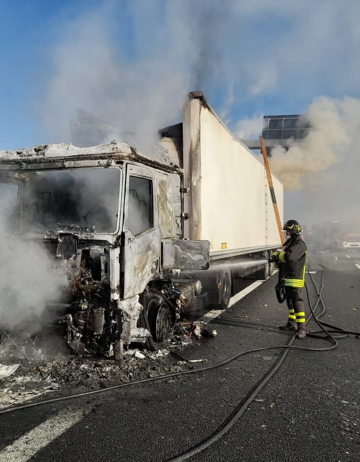Un tir va a fuoco sulla Torino-Milano: chiuso un tratto dell'autostrada, lunghe code in direzione Torino