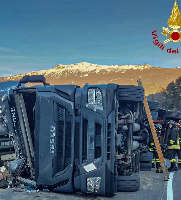 Tir si ribalta lungo la Statale 24 del Monginevro: intervento dei Vigili del fuoco