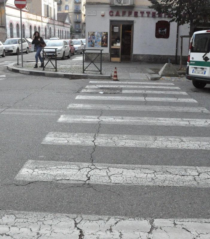 Morì dopo essere inciampata su un tombino: indagata una dirigente del Comune