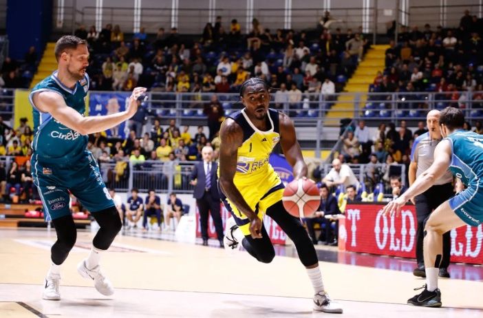 Basket: Reale Mutua costretta alla prima sconfitta casalinga, Cantù vince e ipoteca il secondo posto
