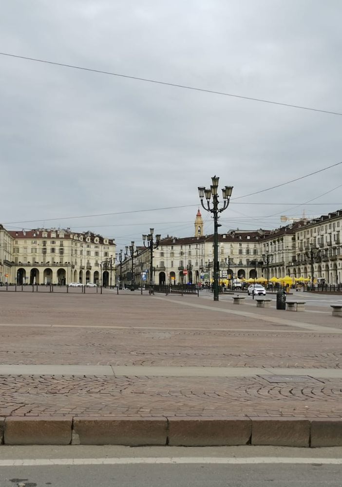 L'emergenza coronavirus svuota il centro e le strade di Torino (FOTO)
