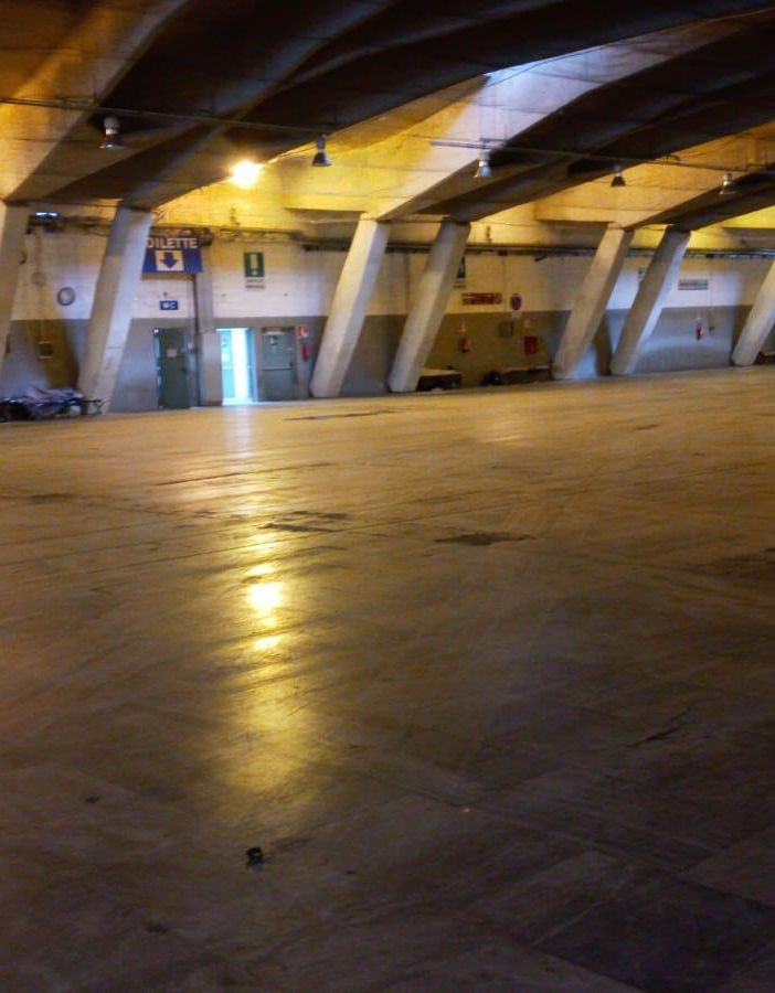 Senzatetto a Torino Esposizioni, il rebus delle condizioni nel padiglione 5: &quot;È peggio di Piazza D'Armi&quot; [FOTO E VIDEO]