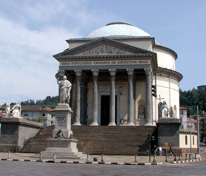 Torino, svuota il “pozzo dei desideri” alla Gran Madre: arrestato