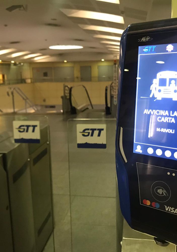 Da luglio il tornello della metro di Torino si apre con la carta di credito (VIDEO)