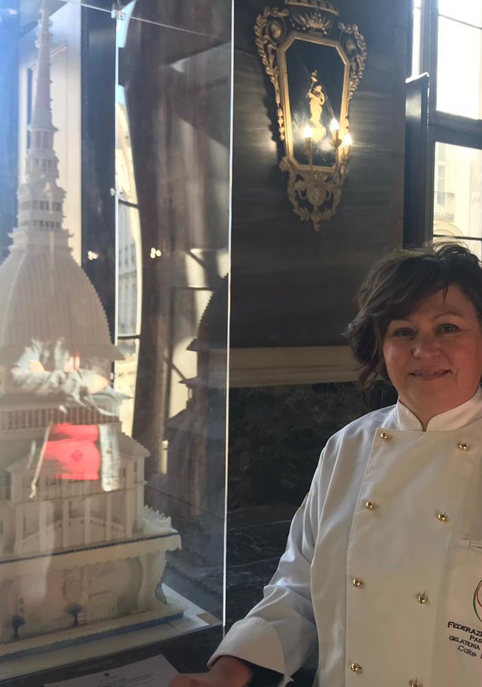 In Comune una torta formato Mole Antonelliana: “Ispirata al simbolo di Torino, è una copia perfetta dell’originale” (FOTO e VIDEO)