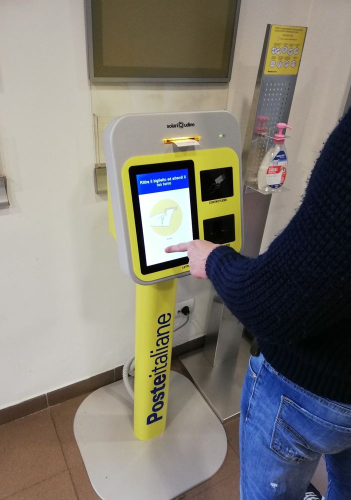 Distanza e sicurezza anche alle Poste: a Torino arrivano le app, le prenotazioni whatsapp e i totem per sapere chi c'è in coda