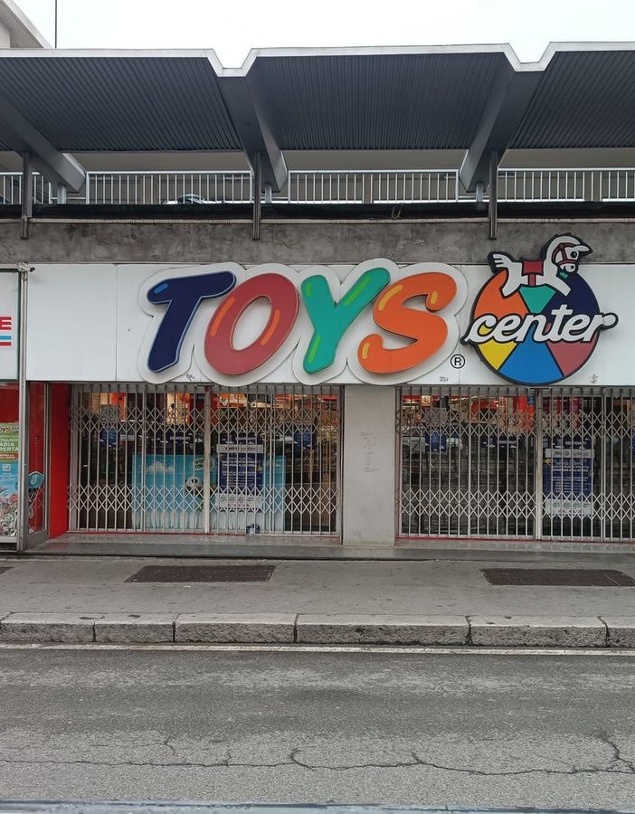 Addio al Toys Center di corso Giulio Cesare