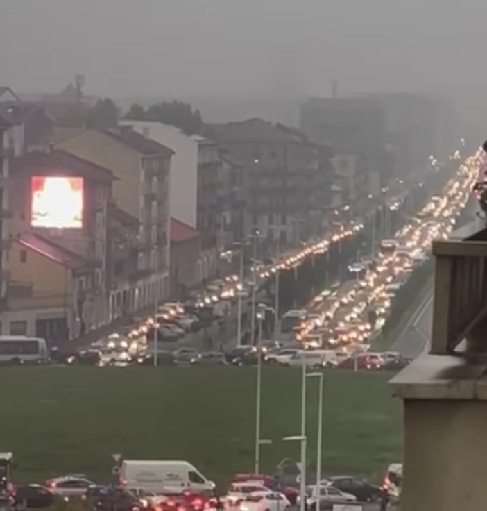 Acqua dal cielo e piazza Baldissera diventa imbuto: traffico paralizzato per un paio di ore