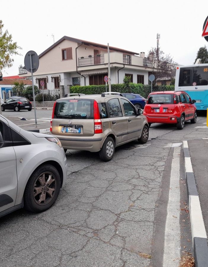 Strada Antica di Collegno è soffocata dal traffico, i residenti si mobilitano: &quot;No al collegamento con via Servais&quot;