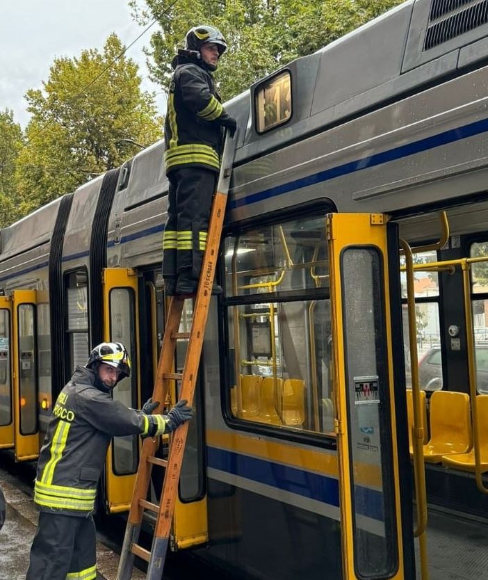 Un fulmine si scarica vicino a un tram 13 carico di passeggeri: paura a bordo