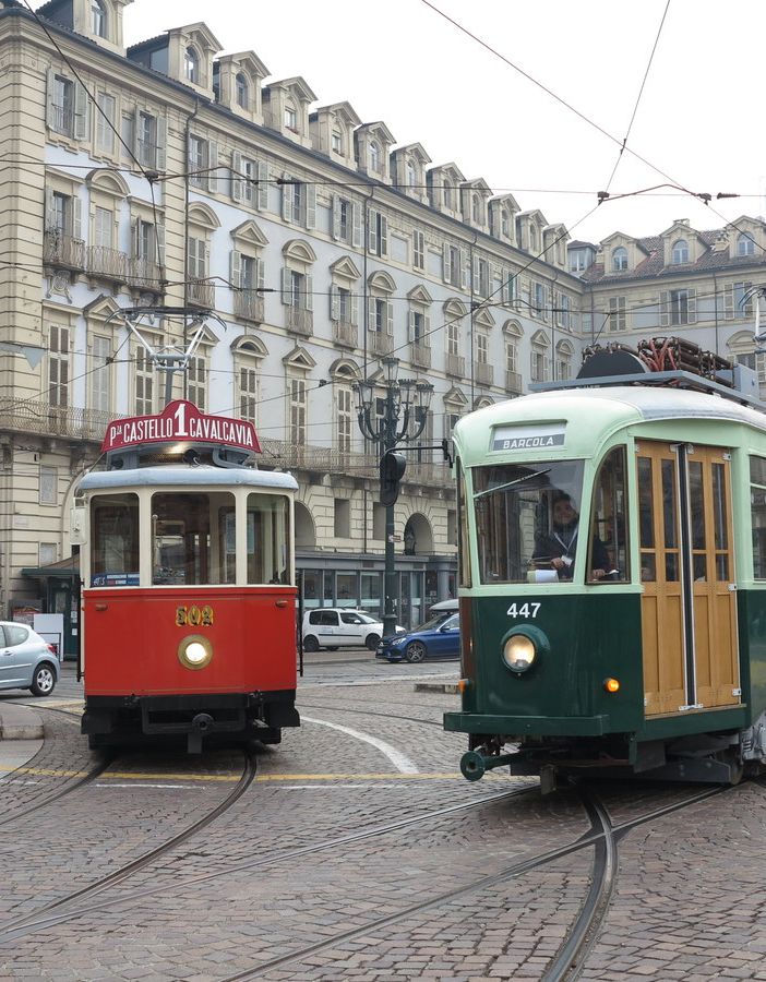 Tuffo nel passato per il salotto buono di Torino: in piazza Castello tornano i tram storici