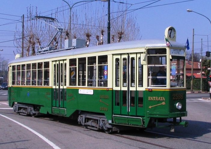 Quando gli operai andavano in Fiat con il 91: il tram storico davanti allo fabbrica di Mirafiori