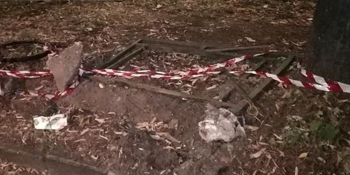 Recinzioni e transenne divelte o in pessimo stato, situazione critica in Largo Cibrario e Corso Lecce angolo Via Nicola Fabrizi [FOTO]