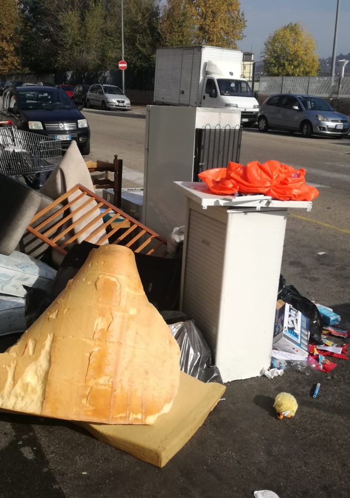 Arredi, sedie e materassi sul marciapiede