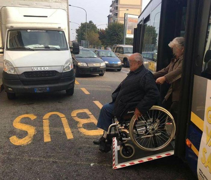 Raddoppiano i posti disabili sui tram e bus lunghi di Torino