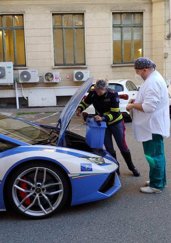 Salvata dal rene trasportato dalla Lamborghini del trasporto organi, il marito ringrazia la Polizia