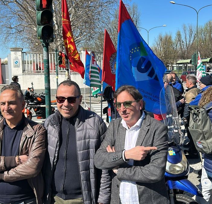 Elkann va in Parlamento, i sindacati: “Basta parole fumose: a Mirafiori la cassa è diventata maggiorenne”. “Qui auto, non armi”