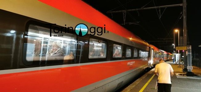 Treni, a Pasqua 10 milioni di passeggeri. Torna il Frecciarossa notturno