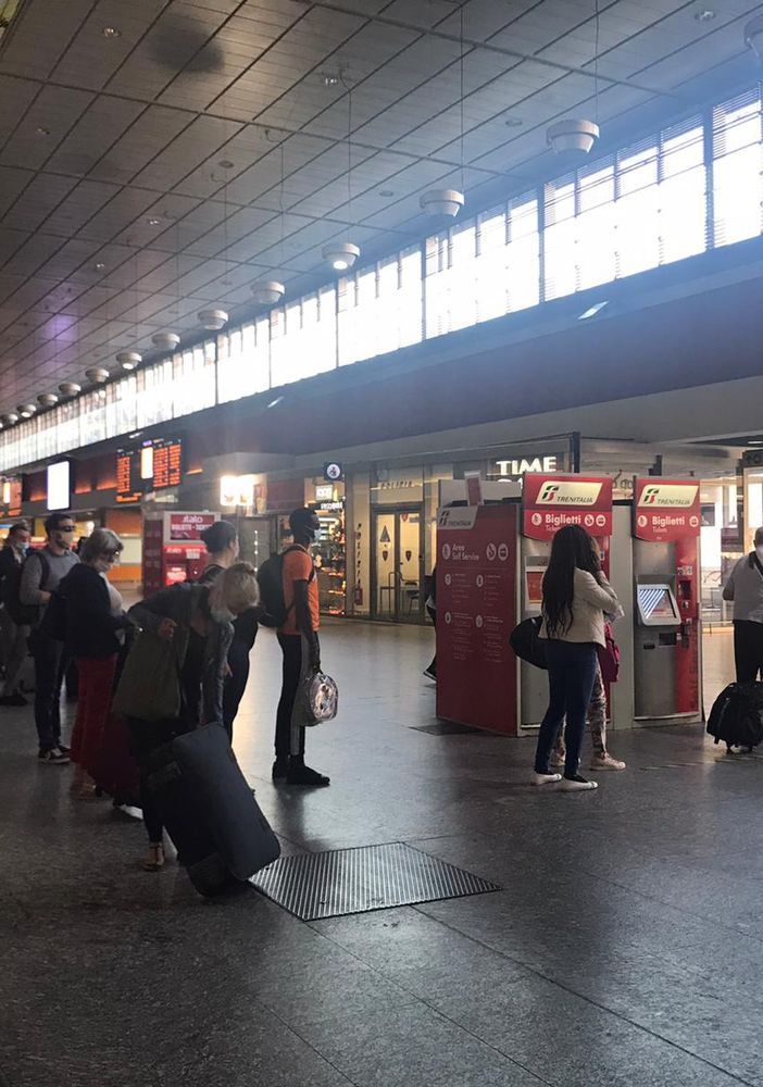 La stazione di Porta Nuova - viaggiatori aspettano il treno
