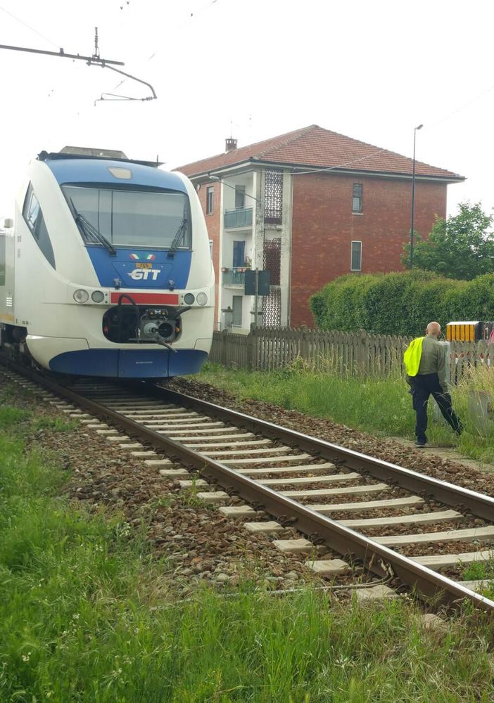 Camion trancia i cavi elettrici del treno e il convoglio rimane bloccato alle porte di Ciriè