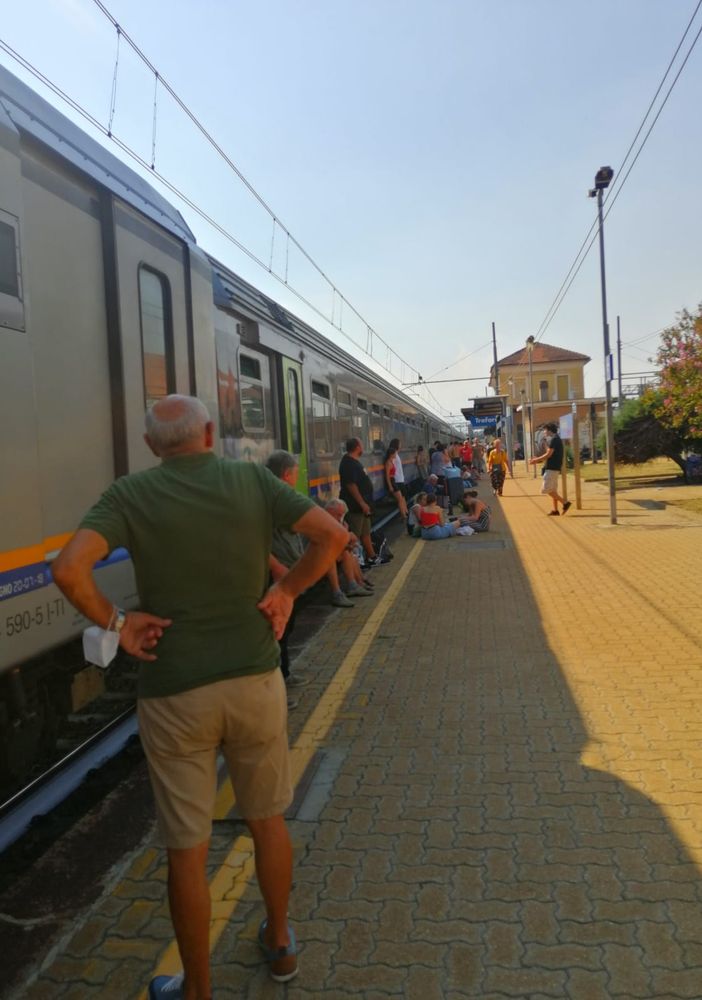 treno fermo - foto d'archivio treno fermo - foto d'archivio