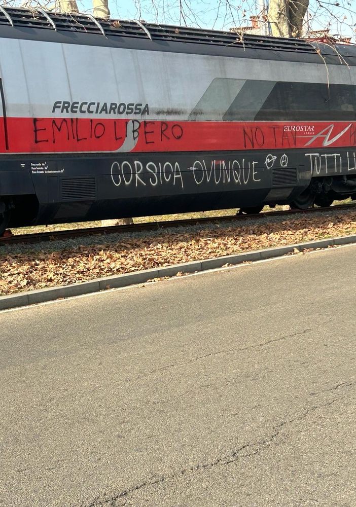 Graffiti sulla locomotiva e Frecciarossa in corso Castelfidardo
