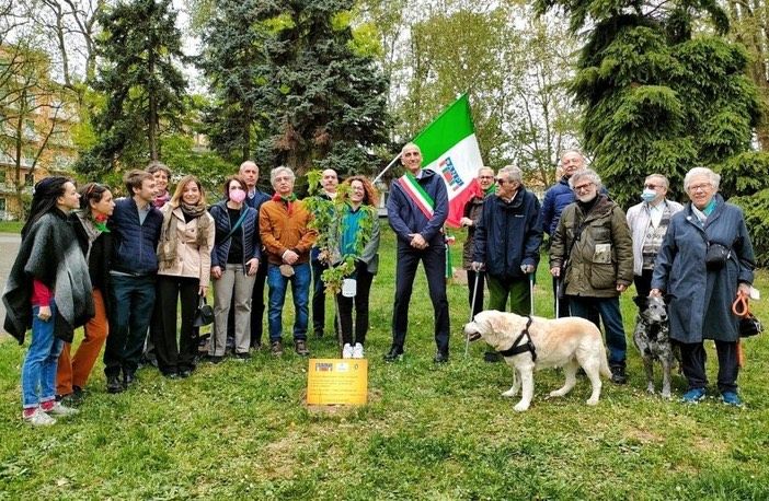 Gruppo di persone con al centro Francesco Tresso con fascia tricolore