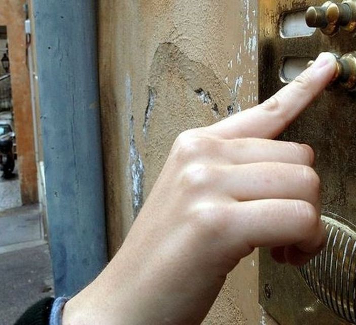 &quot;I suoi gioielli sono contaminati&quot;: finti operatori portano via oro e argento ad un'anziana
