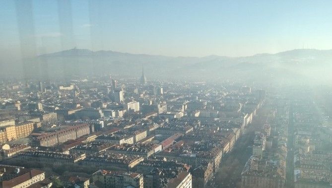 un'immagine dello smog che avvolge Torino