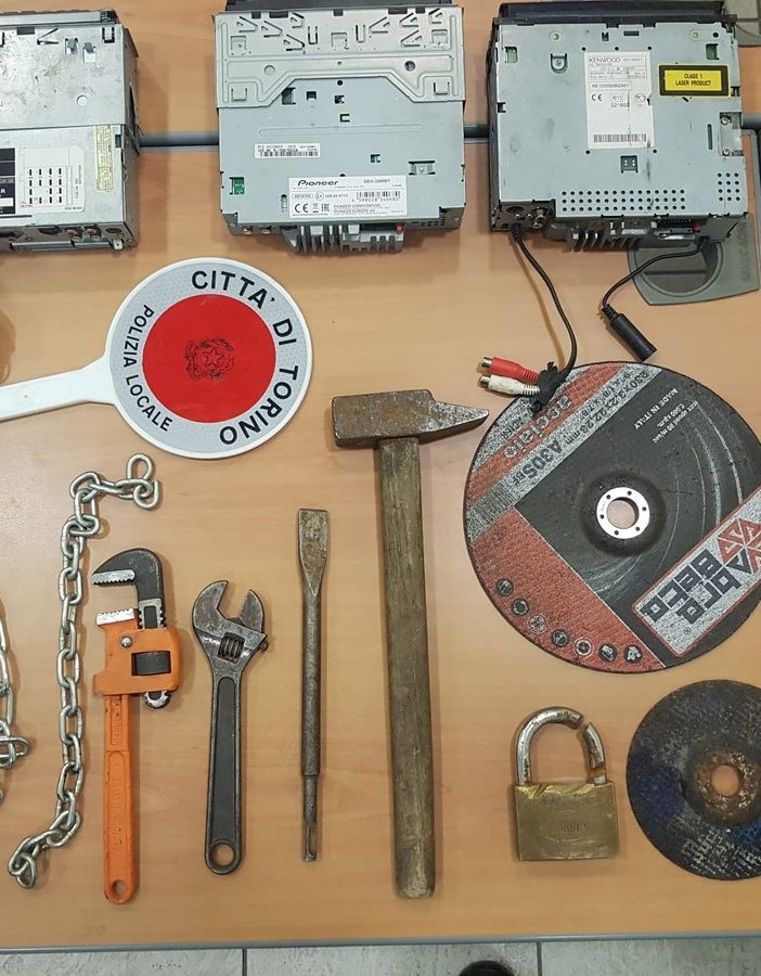 Ubriaco e senza patente va a sbattere contro le auto in sosta dopo un inseguimento con la polizia: arrestato e multato di 6mila euro