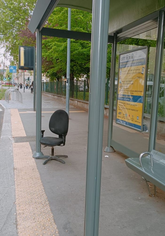 &quot;Smart working&quot; in Aurora: alla fermata del trasporto pubblico spunta una sedia da ufficio