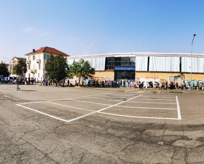 Persone in coda in corso Verona