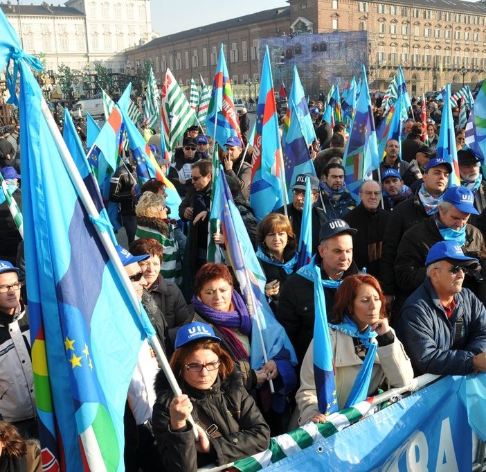 bandiere Uil in piazza