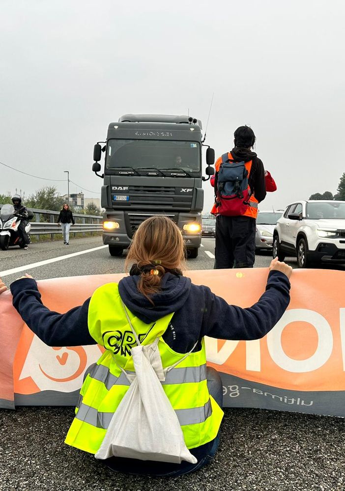 Blitz sull’A4, ambientalisti bloccano la Torino-Milano: automobilisti inferociti. Salvini: &quot;Eco-imbecilli&quot; [FOTO e VIDEO]