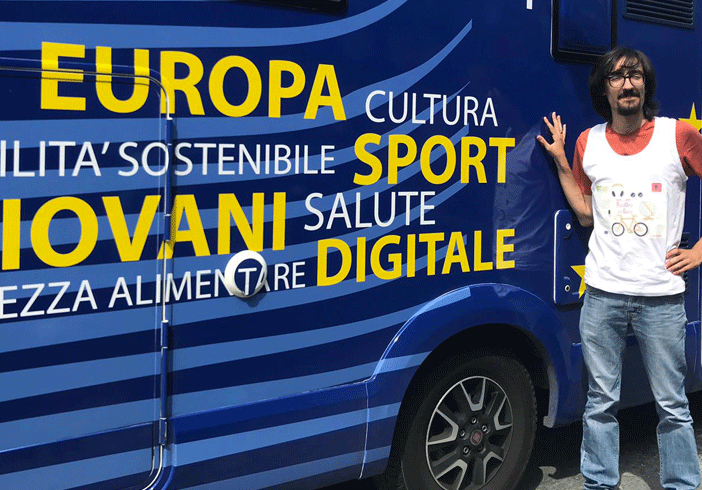 Giro d’Italia, il camper dell’UE fa tappa in Piemonte: “Siamo vicini a corridori e cittadini”