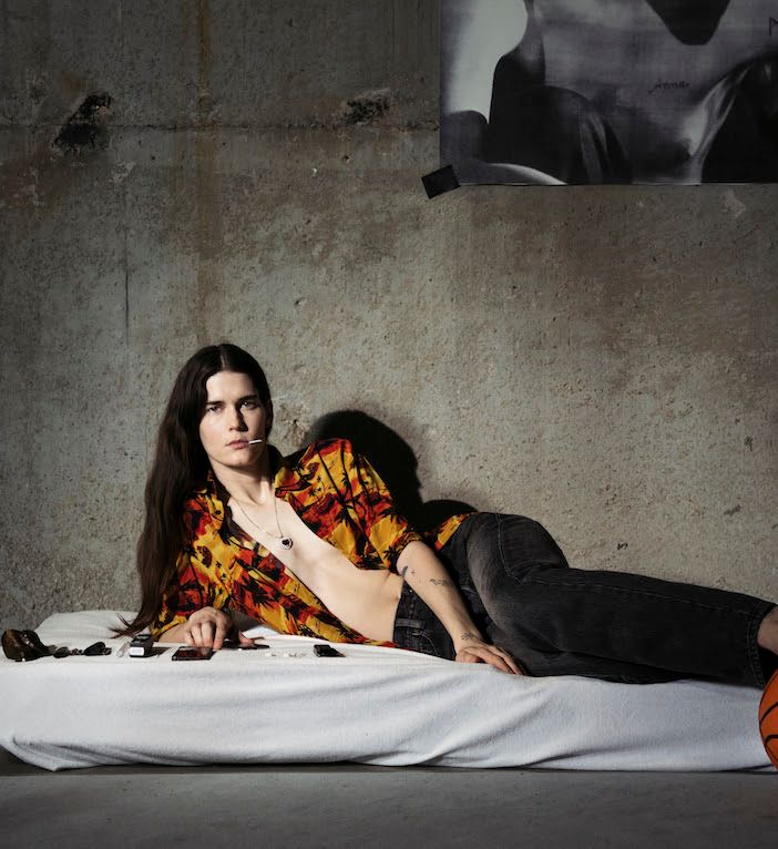 Cultura pop tra metal e grunge: una performance di Anne Imhof al Castello di Rivoli