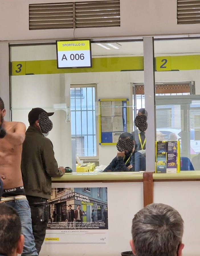 uomo nudo e poliziotto alle Poste