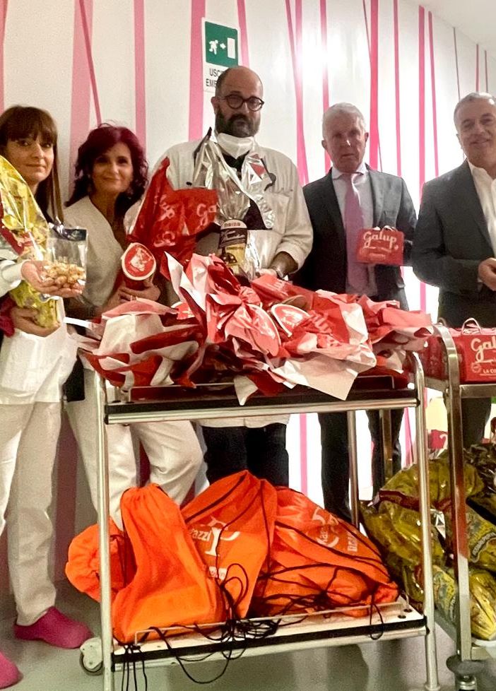 L'associazione Fai entrare il Sole porta colombe e uova ai piccoli pazienti del Regina Margherita