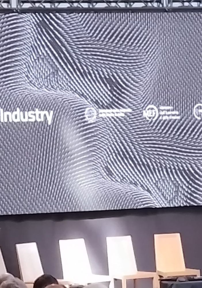 ministro Urso sul palco