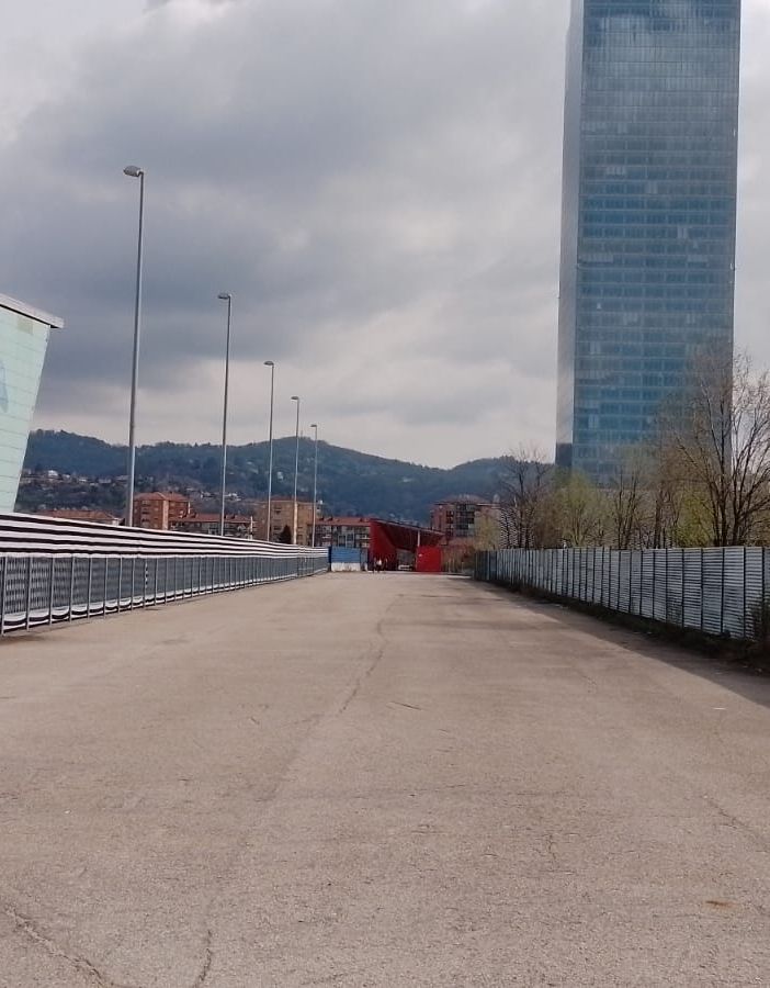 Passaggio pedonale tra stazione e grattacielo Passaggio pedonale tra stazione e grattacielo