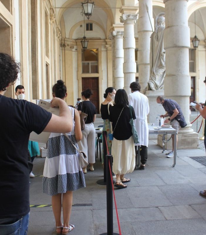 studenti in coda per essere vaccinati
